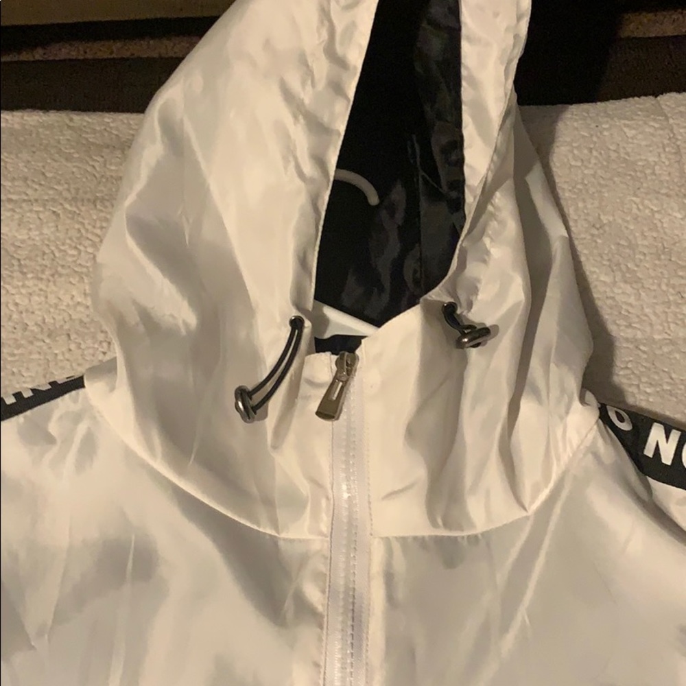 Windbreaker - Picture 4 of 5